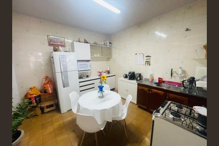 Casa à venda com 158m², 5 quartos e 2 vagas Casa à venda com 158m², 5 quartos e 2 vagasCozinha