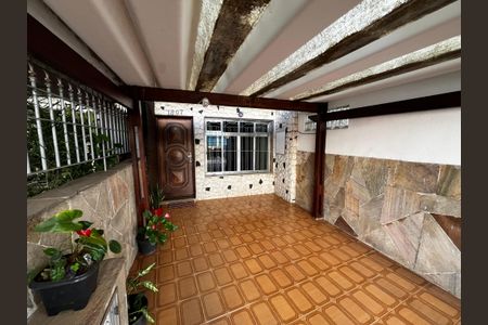 Casa à venda com 180m², 4 quartos e 1 vaga Casa à venda com 180m², 4 quartos e 1 vagaGaragem