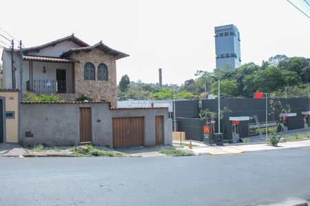 Casa para alugar com 400m², 4 quartos e 10 vagasFachada