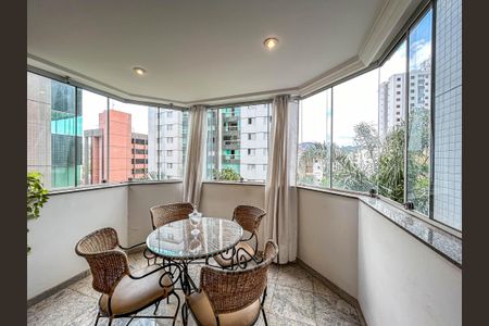 Apartamento à venda com 140m², 3 quartos e 2 vagas Apartamento à venda com 140m², 3 quartos e 2 vagasVaranda