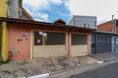 Casa para alugar com 240m², 2 quartos e 2 vagas Casa para alugar com 240m², 2 quartos e 2 vagasFachada