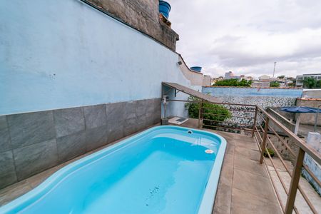 Casa para alugar com 240m², 2 quartos e 2 vagas Casa para alugar com 240m², 2 quartos e 2 vagasPiscina