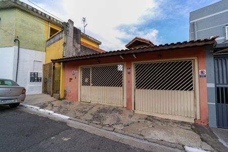 Casa para alugar com 240m², 2 quartos e 2 vagas Casa para alugar com 240m², 2 quartos e 2 vagasFachada