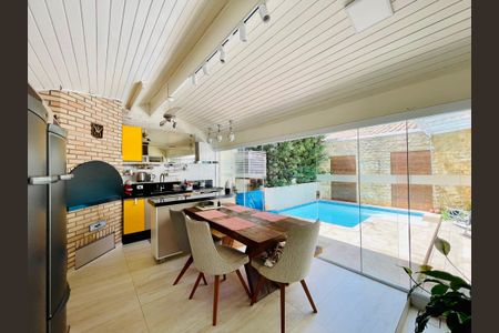 Casa de condomínio à venda com 247m², 3 quartos e 4 vagasEspaço Gourmet