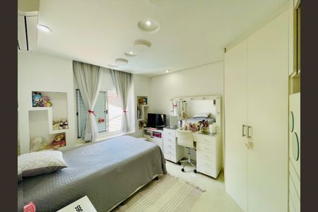 Casa de condomínio à venda com 247m², 3 quartos e 4 vagasQuarto 2