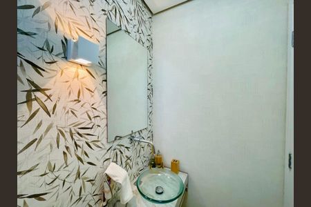 Casa de condomínio à venda com 247m², 3 quartos e 4 vagasBanheiro 4