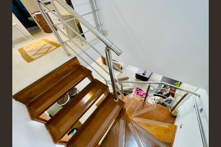 Casa de condomínio à venda com 247m², 3 quartos e 4 vagasEscada acesso quartos