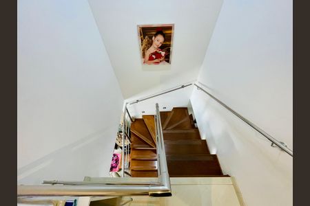 Casa de condomínio à venda com 247m², 3 quartos e 4 vagasEscada acesso quartos