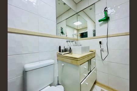 Casa de condomínio à venda com 247m², 3 quartos e 4 vagasBanheiro 1