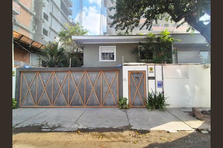 Casa à venda com 190m², 3 quartos e 3 vagas Casa à venda com 190m², 3 quartos e 3 vagasFachada