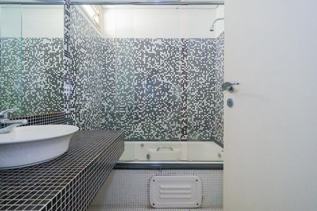 Apartamento à venda com 70m², 1 quarto e 2 vagas Apartamento à venda com 70m², 1 quarto e 2 vagasBanheiro da Suíte