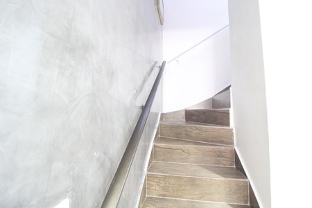 Casa de condomínio à venda com 130m², 4 quartos e 5 vagasEscada