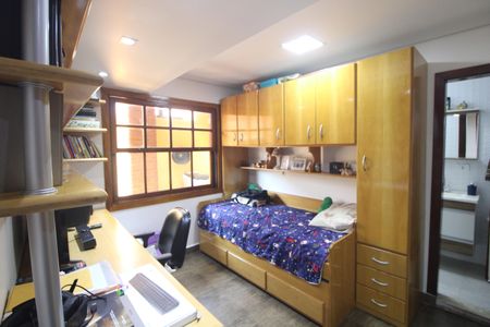 Casa de condomínio à venda com 130m², 4 quartos e 5 vagasSuíte