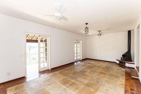 Casa à venda com 4 quartos, 270m² em Itaipu, Niterói