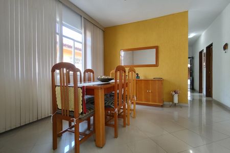 Casa de condomínio à venda com 183m², 3 quartos e 7 vagasSala