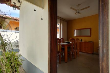 Casa de condomínio à venda com 183m², 3 quartos e 7 vagasEntrada