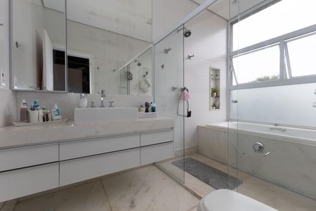 Casa de condomínio para alugar com 400m², 4 quartos e 4 vagasBanheiro da Suíte 3