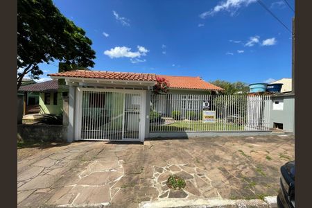 Casa à venda com 246m², 3 quartos e 3 vagas Casa à venda com 246m², 3 quartos e 3 vagasFachada