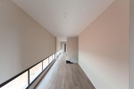 Casa à venda com 345m², 4 quartos e 6 vagas Casa à venda com 345m², 4 quartos e 6 vagasCorredor