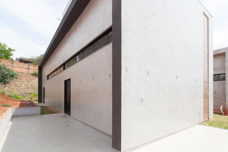 Casa à venda com 345m², 4 quartos e 6 vagas Casa à venda com 345m², 4 quartos e 6 vagasFachada