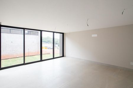 Casa à venda com 345m², 4 quartos e 6 vagas Casa à venda com 345m², 4 quartos e 6 vagasSala