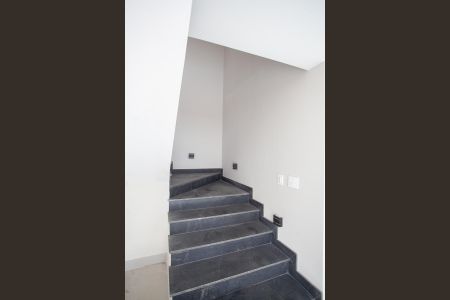 Casa à venda com 345m², 4 quartos e 6 vagas Casa à venda com 345m², 4 quartos e 6 vagasEscada