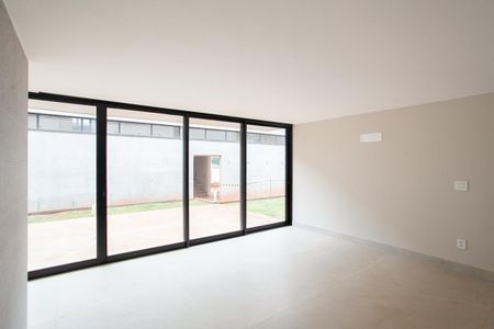 Casa à venda com 345m², 4 quartos e 6 vagas Casa à venda com 345m², 4 quartos e 6 vagasSala de Jantar