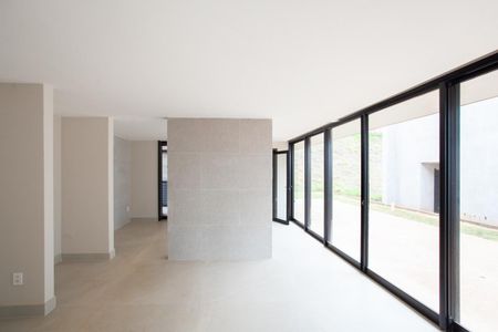 Casa à venda com 345m², 4 quartos e 6 vagas Casa à venda com 345m², 4 quartos e 6 vagasSala de Jantar