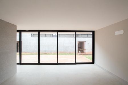 Casa à venda com 345m², 4 quartos e 6 vagas Casa à venda com 345m², 4 quartos e 6 vagasSala de Jantar