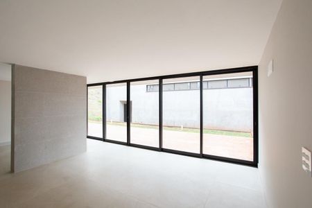 Casa à venda com 345m², 4 quartos e 6 vagas Casa à venda com 345m², 4 quartos e 6 vagasSala de Jantar