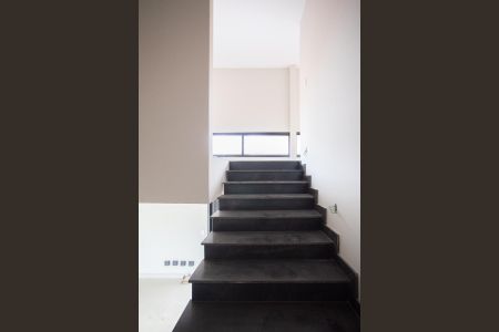 Casa à venda com 345m², 4 quartos e 6 vagas Casa à venda com 345m², 4 quartos e 6 vagasEscada