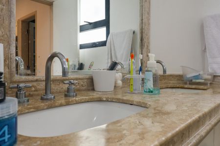 Apartamento à venda com 280m², 4 quartos e 3 vagasBanheiro da Suíte 1