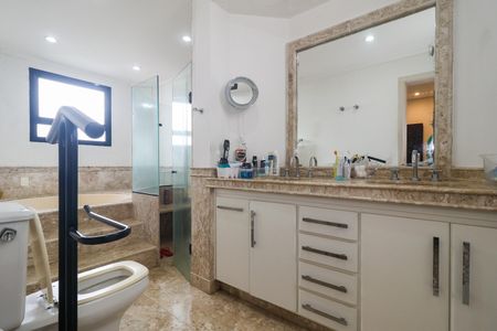 Apartamento à venda com 280m², 4 quartos e 3 vagasBanheiro da Suíte 1