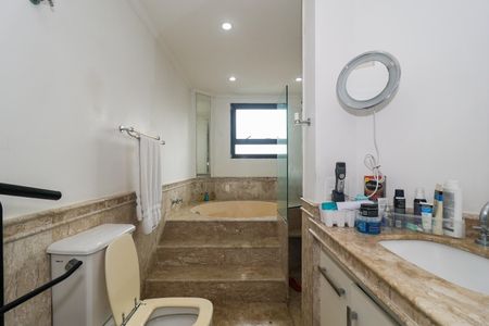 Apartamento à venda com 280m², 4 quartos e 3 vagasBanheiro da Suíte 1