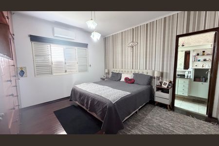 Casa à venda com 242m², 5 quartos e 4 vagasSuíte