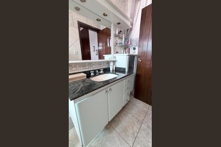 Casa à venda com 242m², 5 quartos e 4 vagasBanheiro da Suíte