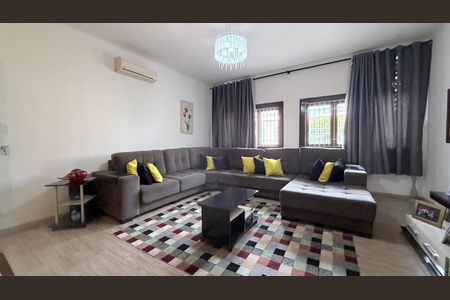 Casa à venda com 242m², 5 quartos e 4 vagasSala