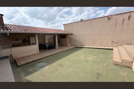 Casa à venda com 242m², 5 quartos e 4 vagasÁrea externa