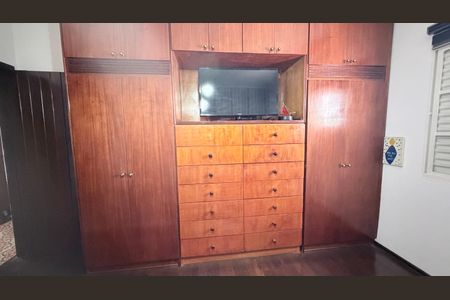 Casa à venda com 242m², 5 quartos e 4 vagasSuíte