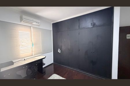 Casa à venda com 242m², 5 quartos e 4 vagasQuarto 2