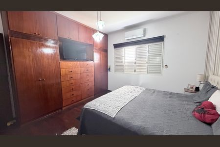 Casa à venda com 242m², 5 quartos e 4 vagasSuíte