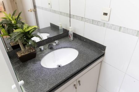 Apartamento à venda com 74m², 2 quartos e 2 vagasBanheiro da Suíte