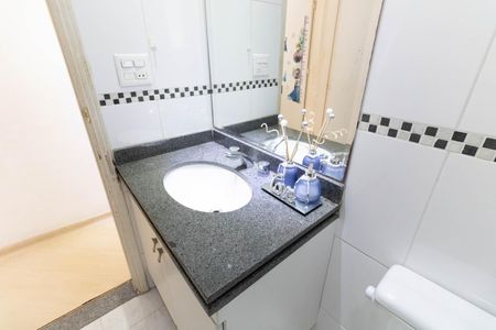 Apartamento à venda com 74m², 2 quartos e 2 vagasBanheiro Social