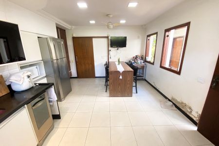 Casa à venda com 696m², 4 quartos e 4 vagas Casa à venda com 696m², 4 quartos e 4 vagascozinha