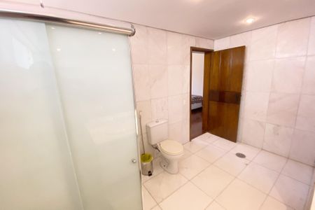 Casa à venda com 696m², 4 quartos e 4 vagas Casa à venda com 696m², 4 quartos e 4 vagasbanheiro quarto 3