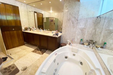 Casa à venda com 696m², 4 quartos e 4 vagas Casa à venda com 696m², 4 quartos e 4 vagasbanheiro quarto 4