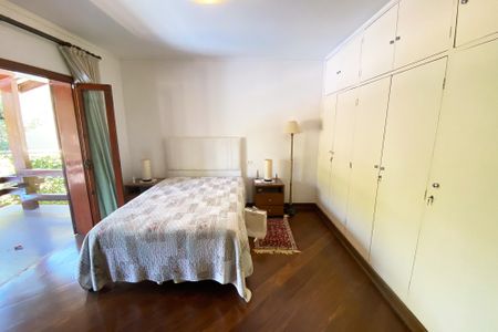 Casa à venda com 696m², 4 quartos e 4 vagas Casa à venda com 696m², 4 quartos e 4 vagasquarto 1