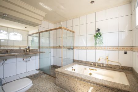Casa para alugar com 350m², 5 quartos e 4 vagas Casa para alugar com 350m², 5 quartos e 4 vagasBanheiro da Suíte 2