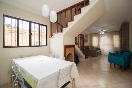 Casa à venda com 107m², 4 quartos e 2 vagasSala