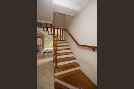 Casa à venda com 107m², 4 quartos e 2 vagasEscada